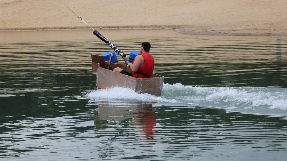 Betriebsausflug Idee Pappboot fahren