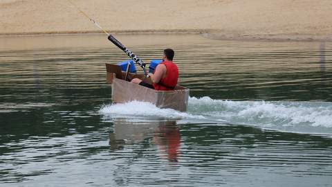 Betriebsausflug Idee Pappboot fahren