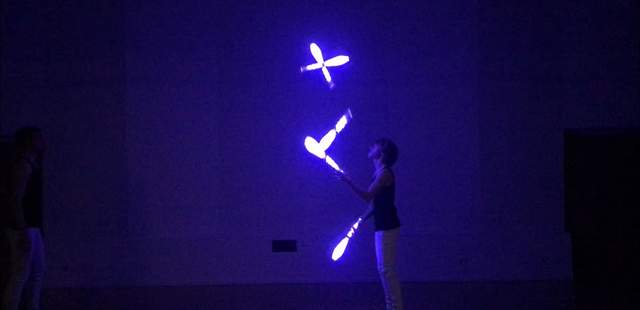 "Bright in the Dark" | High-Tech-Jonglage-Act