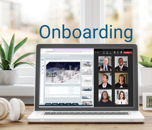 Onboarding Titelbild Das Bild zeigt einen Laptop auf einem gemütlichen Schreibtisch, der eine Videokonferenz mit mehreren Personen und das Spiel "Eternal Ice" auf dem Bildschirm darstellt.