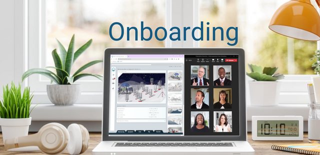 Onboarding Titelbild Das Bild zeigt einen Laptop auf einem gemütlichen Schreibtisch, der eine Videokonferenz mit mehreren Personen und das Spiel "Eternal Ice" auf dem Bildschirm darstellt.