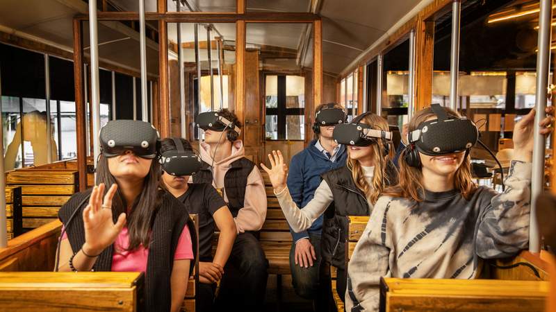 Kinder erleben VR-Fahrt