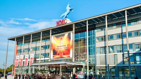 blick auf den Haupteingang der MMC Studios mit dem ikonischen Einhorn Logo auf dem Dach