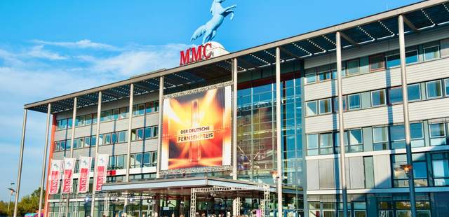blick auf den Haupteingang der MMC Studios mit dem ikonischen Einhorn Logo auf dem Dach