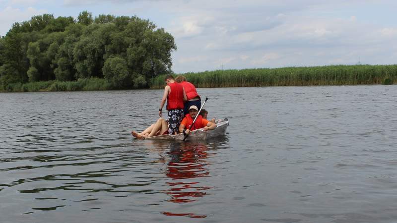 Belastungstest Pappboot fahren Fluss