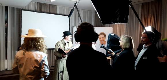 Ein paar Personen spielen einen Sketch vor der Kamera