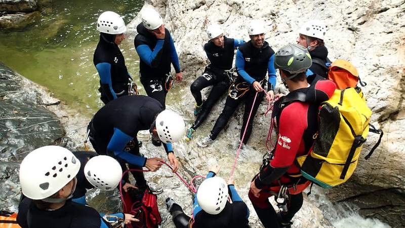 Gruppenmeeting im Canyoning zur Vorplanung