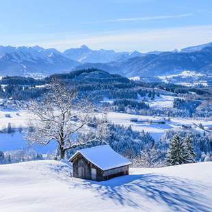 Hütte im Schnee zwischen Bergen im Allgäu Hütte im Schnee zwischen Bergen