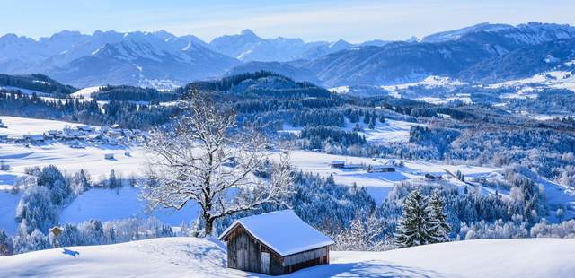 Hütte im Schnee zwischen Bergen im Allgäu Hütte im Schnee zwischen Bergen
