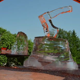 Fertige Eisskulptur auf Arbeitstisch bei einem kreativen Teambuilding Event