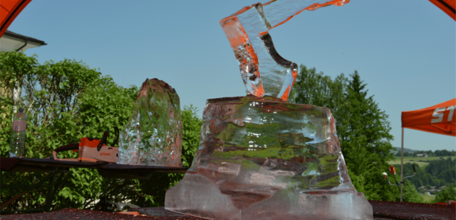 Fertige Eisskulptur auf Arbeitstisch bei einem kreativen Teambuilding Event