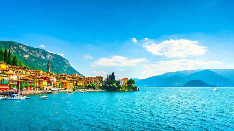 Blick auf den Comer See in Italien und einen Ort direkt am See