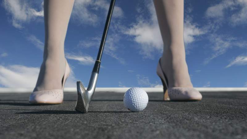 FUN GOLF - Veranstalten Sie Ihr eigenes Golfturnier Frau steht beim Fun Golf bereit zum Schalg