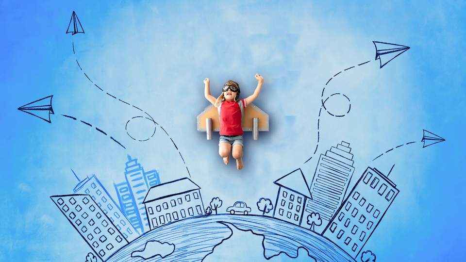 Kind mit Raketenflügeln