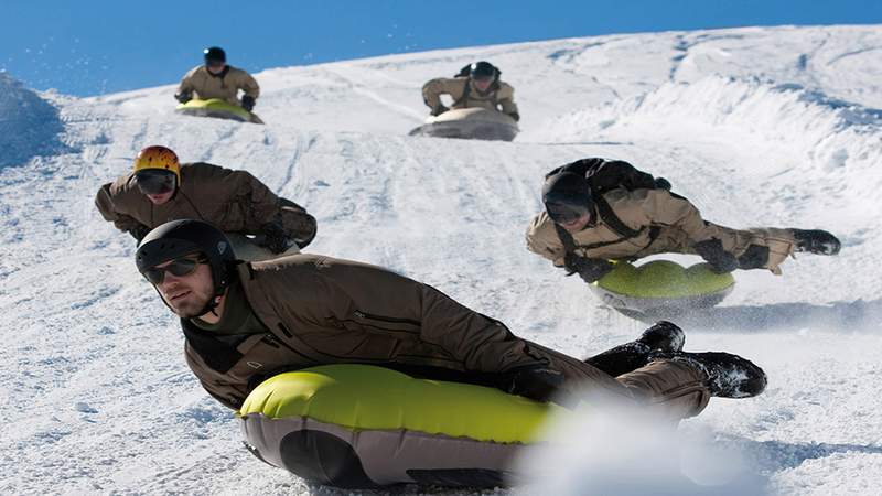 Schneeschuhwanderung mit Airboard Rodeln