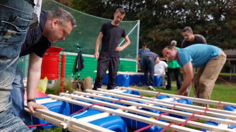 Floßbau Challenge als Teamevent auf der Mosel