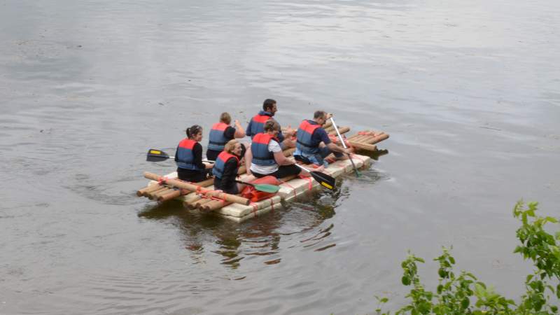 Erfolgreich in See gestochen Teamevent Floßbau und -fahrt
