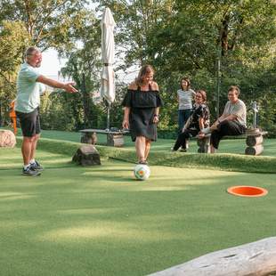 Gruppe beim Adventure Fußballgolf auf der SunGolf-Anlage in Eckartsberga