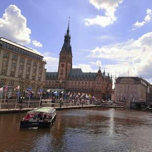 Blick auf das Hamburger Rathaus Dem Verbrechen auf der Spur...