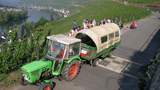 Lustige Planwagenfahrt durch die Weinberge