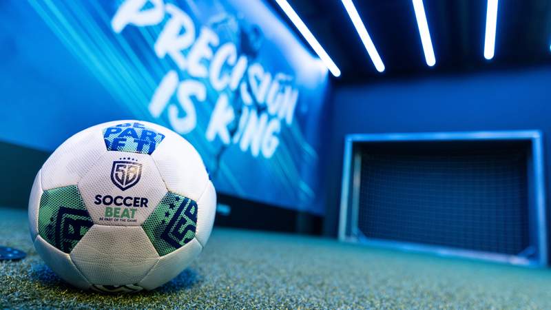 Fußball mit Tor im Hintergrund