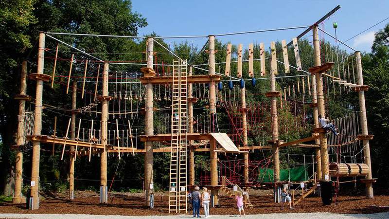 Teamspaß im Hochseilgarten