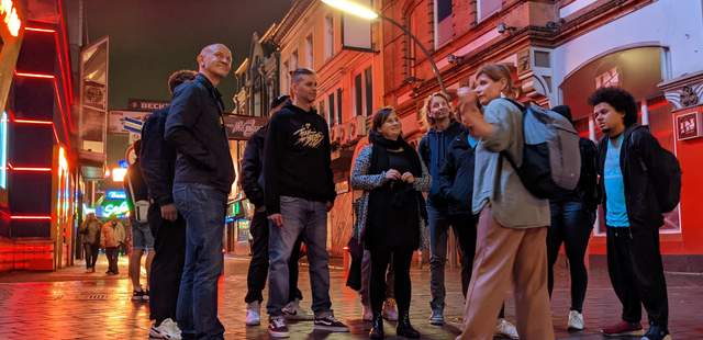 Tourguide Claudia mit Gästen Große Freiheit St. Pauli Kieztour