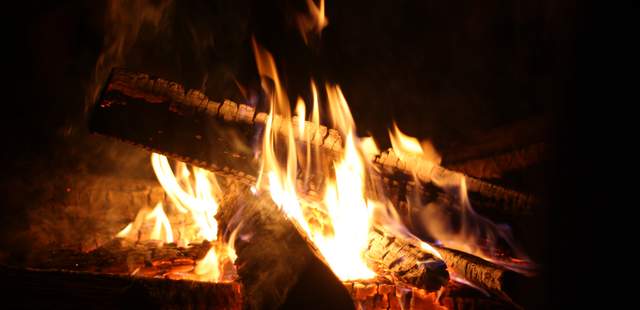 Lagerfeuer-Atmosphäre Outdoor-Weihnachtsfeier mit Aktivprogramm