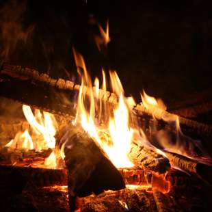 Lagerfeuer-Atmosphäre Outdoor-Weihnachtsfeier mit Aktivprogramm