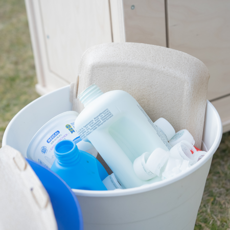 Gesammeltes Altplastik wird getrennt und gereinigt Verschiedene Arten von Altplastik gesammelt
