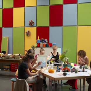 Teilnehmer gestalten konzentriert ihre individuellen Designobjekte in einem StraightCurls Workshop