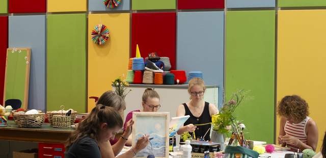 Teilnehmer gestalten konzentriert ihre individuellen Designobjekte in einem StraightCurls Workshop