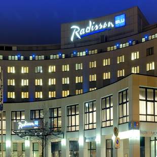 Aussenaufnahme bei Nacht Radisson Blu Hotel in Cottbus
