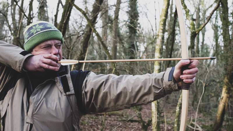 Fun Survival als Betriebsausflug ein Mann schießt mit den Bogen