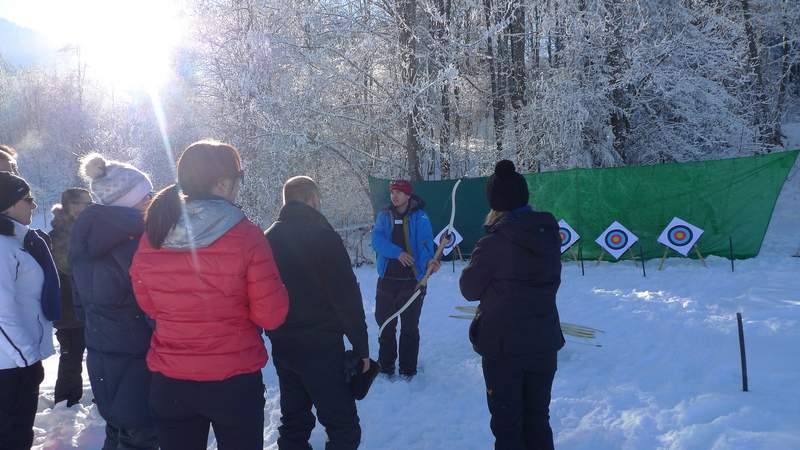 Bogenschießanlage im Winter mit Trainer und Publikum