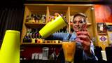 Eine Frau mixt leckere Cocktails
