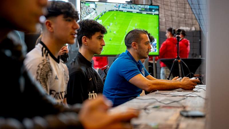 Volle Konzentration beim gemeinsamen Spiel eFußball Mannschaftsport Teamsport