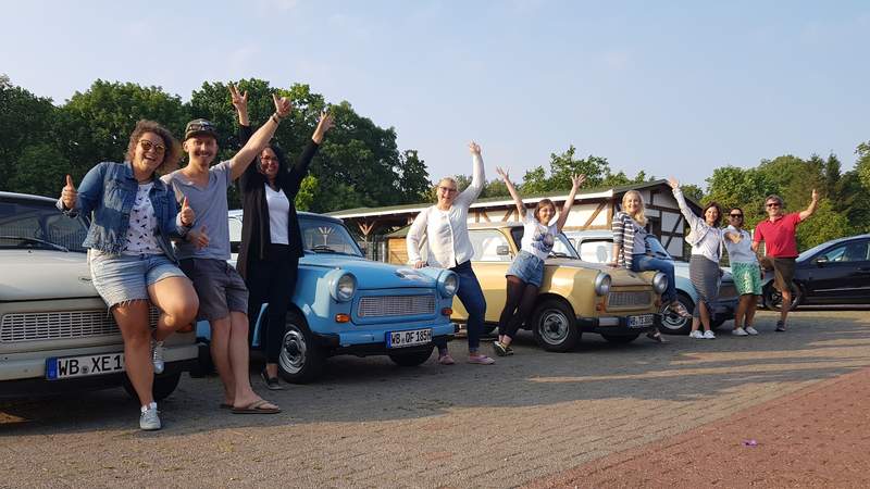 Hirschfeld Team vor mehreren Trabant