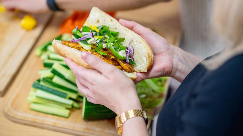 Veganes Bánh Mì mit mariniertem Tofu und Zitronen-Ingwer-Soße beim Koch-Workshop der Mundet-App