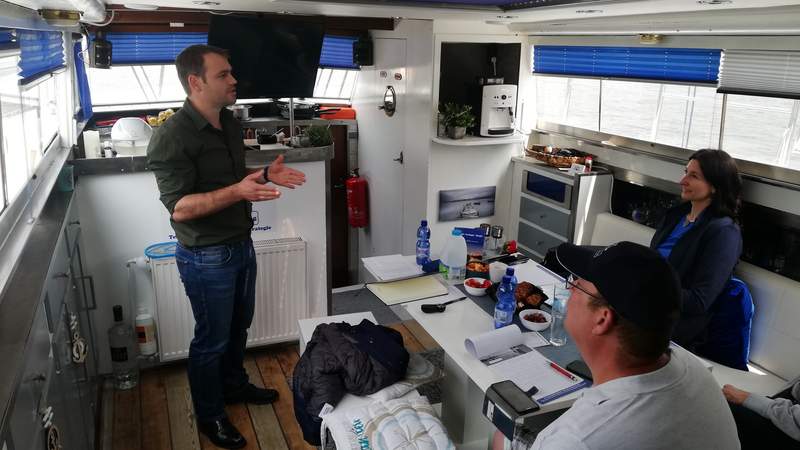 Strategieklausur auf Motoryacht, Niederlande