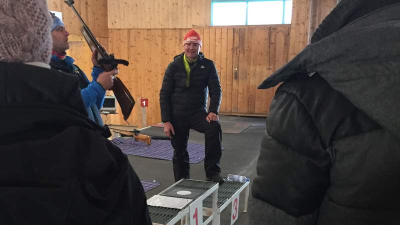 Sven Fischer steht am Schießstand in Oberhof