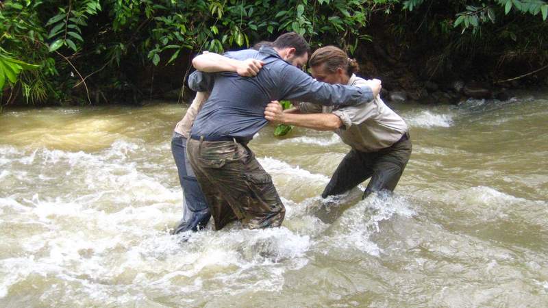 Team-Training im Wasser Teilnehmer der Wildnisschule Wurzelholz stehen im Wasser