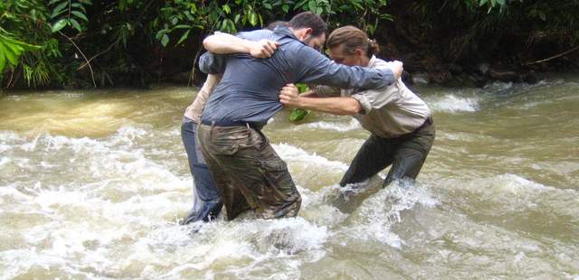 Team-Training im Wasser Teilnehmer der Wildnisschule Wurzelholz stehen im Wasser