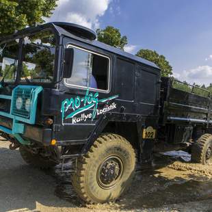 Mit dem Truck durch das Gelände