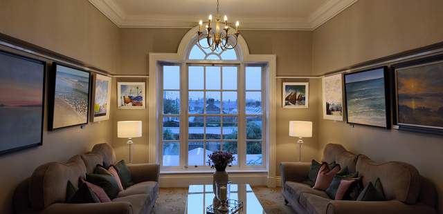 Hotel Hayfield Manor in Cork Gemütlicher Sitzplatz mit 2 Couchen und einem großem Fenster mit Ausblick auf die Natur im Hotel Hayfield Manor in Cork