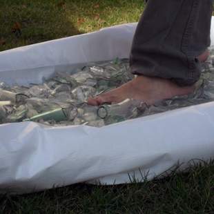 Scherbenlaufen - Titelbild Mann beim Scherbenlaufen