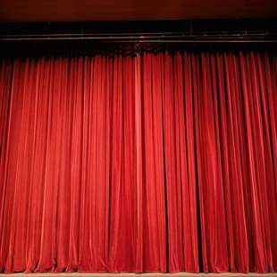 Feierliches Essen mit Improvisationstheater