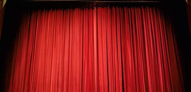 Feierliches Essen mit Improvisationstheater