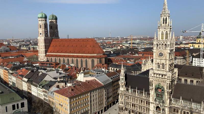 Das Neue Rathaus am Marienplatz und die Frauenkirche in München