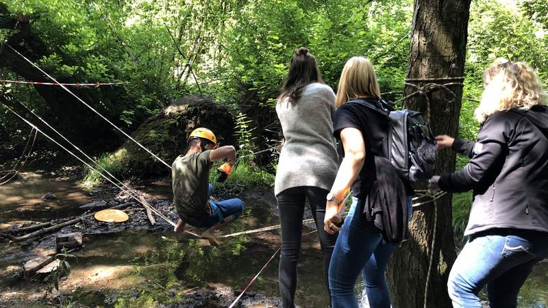 Lamaexpedition mit Seilbrückenbau